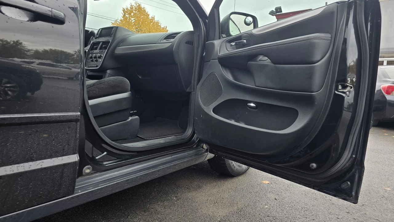 2016 Dodge Grand Caravan SXT Main Image