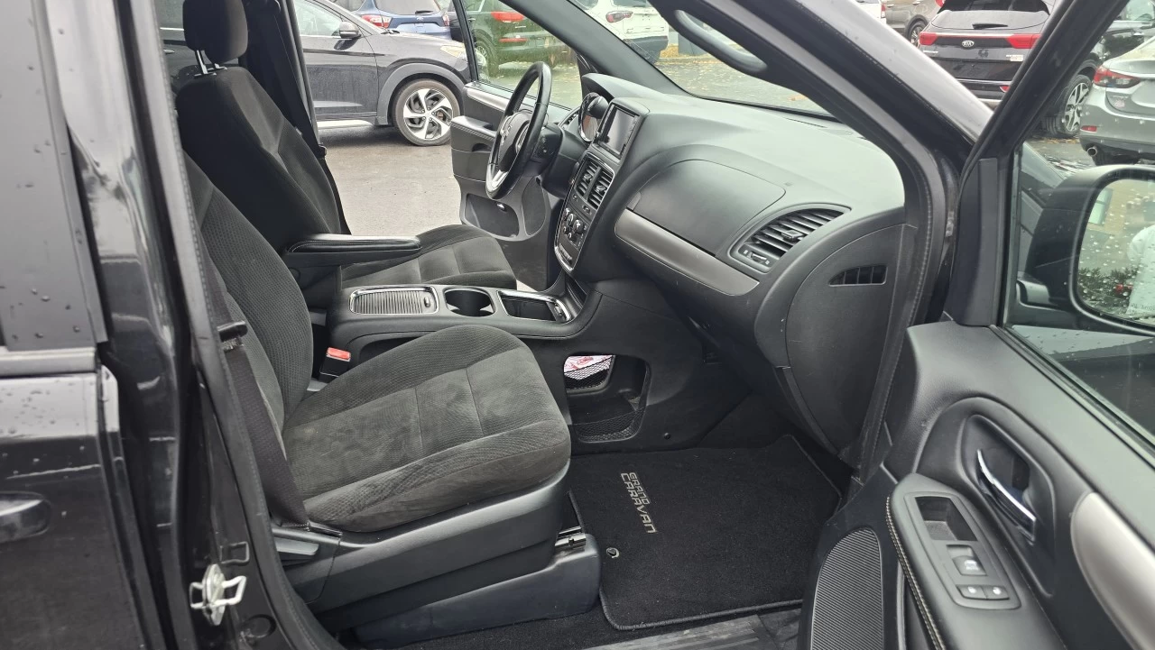 2016 Dodge Grand Caravan SXT Main Image