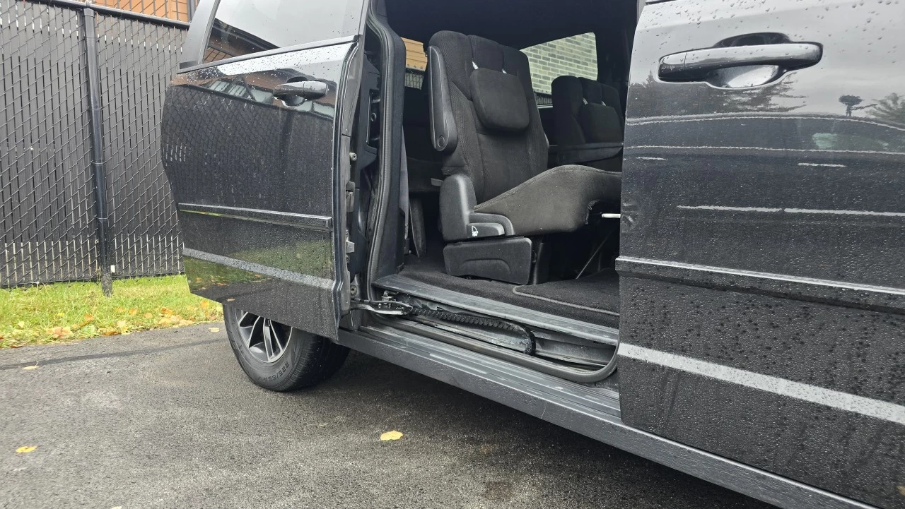 2016 Dodge Grand Caravan SXT Main Image